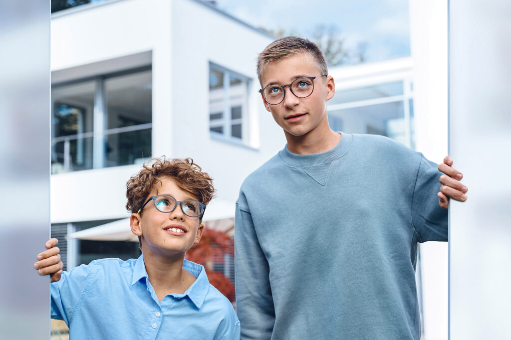 Twee broers dragen een mooie bril met glazen van ZEISS