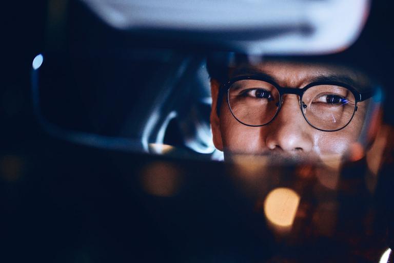 Man in auto, draagt bril met ZEISS DriveSafe glazen