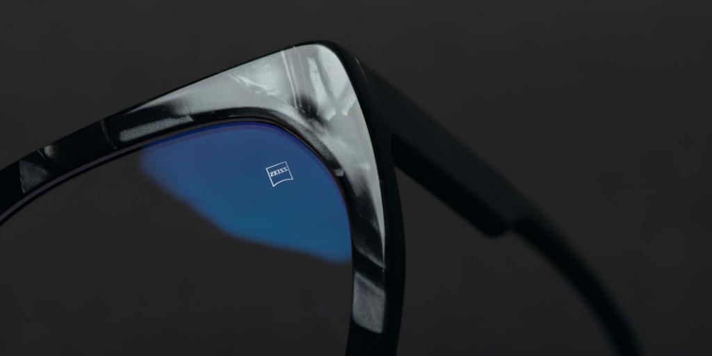 Bril met Zeiss glazen. In het glas is het symbool ban Zeiss te zien, een Z.